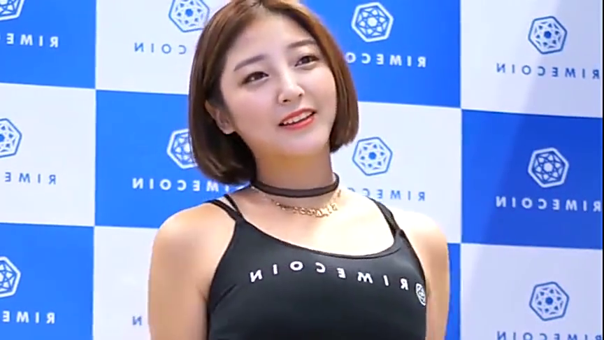 车展顶级车模笑起来特别迷人，皮肤真好，车什么样子已经不重要了