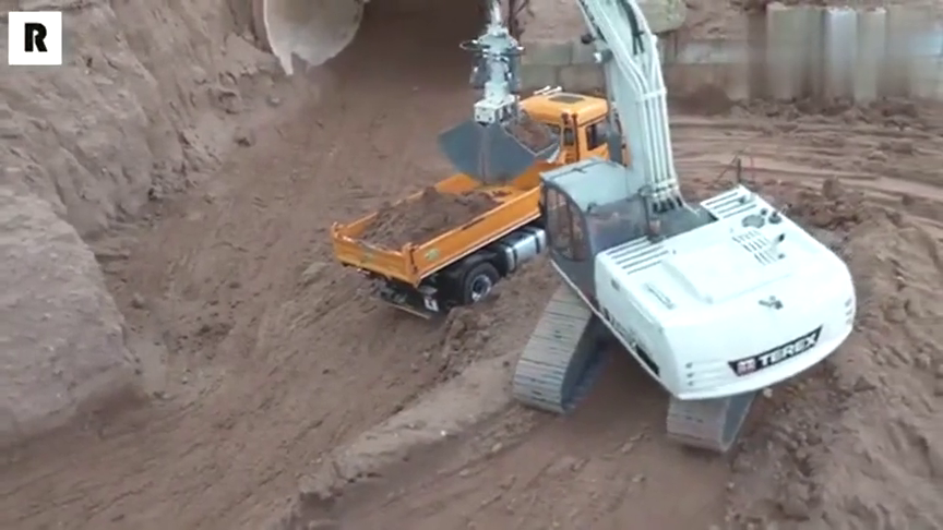 RC模型：挖掘机在作业，卡车不是一般的逼真