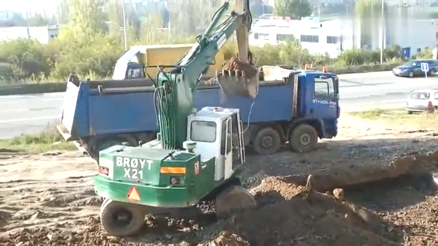 一台有年代感的轮式挖掘机，装这辆卡车，要好久吧！