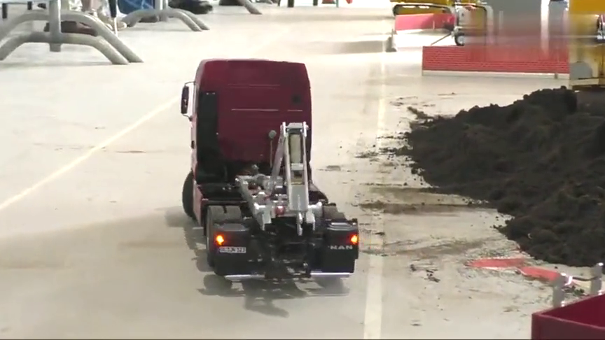 RC模型：集装箱式大卡车瞬间举起一辆挖掘机！真是太逼真了！