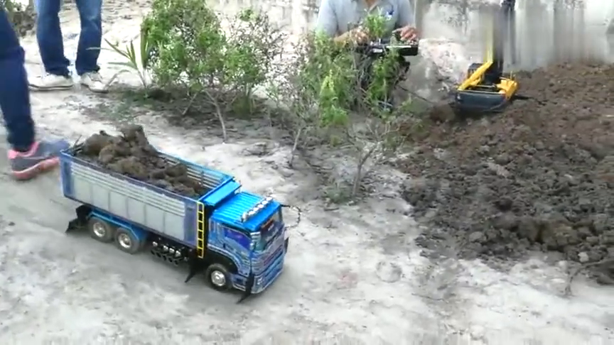 一个小沙堆，就能让模型爱好者，操作着他的挖掘机和卡车玩半天！