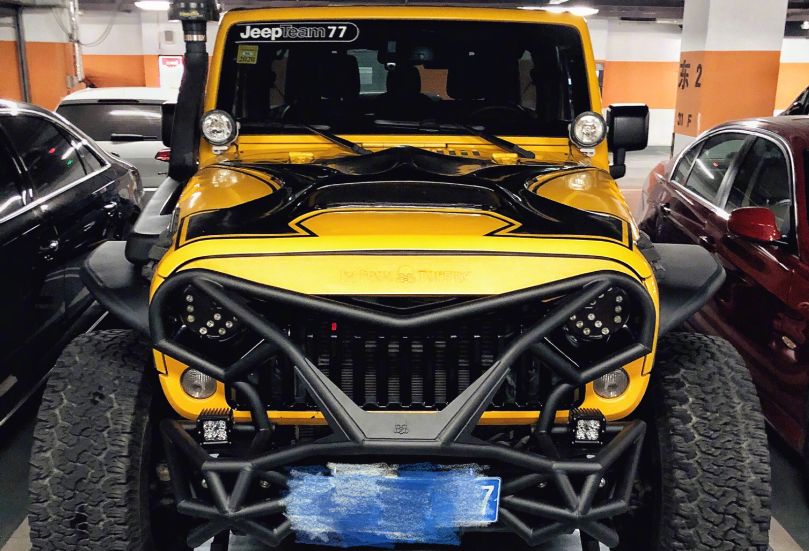 一辆改装的牧马人，看起来挺帅的