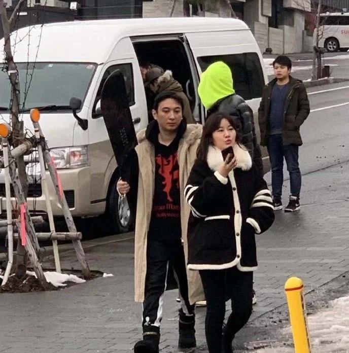 王思聪带新女友出游遭嘲讽,女友个子矮小颜值低,长相撞脸乔罗