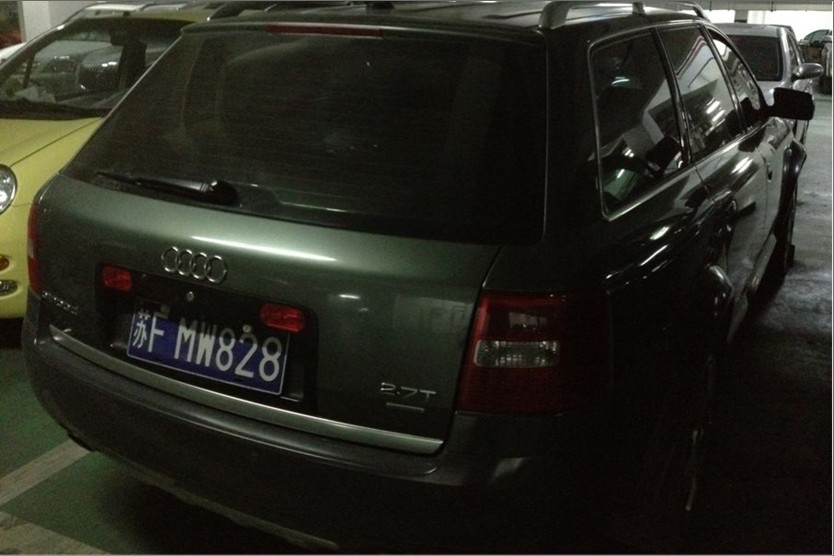 南通海门某小区实拍奥迪A4旅行版，2.7L的车型着实少见！