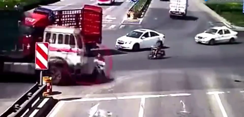 大货车早就停车避让,可电动车女子却把马路当成自己家