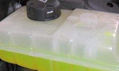 汽车防冻液终身不用换？汽修师傅：活该你的车到处是毛病
