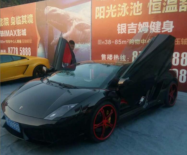 南通如皋实拍兰博基尼小牛跑车，剪刀门相当拉风！