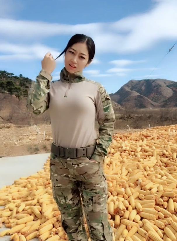 乡下美女淡妆雅容，穿着一丝不苟，农村网红的一个缩影