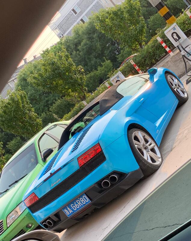 南通街头实拍杭州牌照兰博基尼小牛，蓝色涂装很醒目！