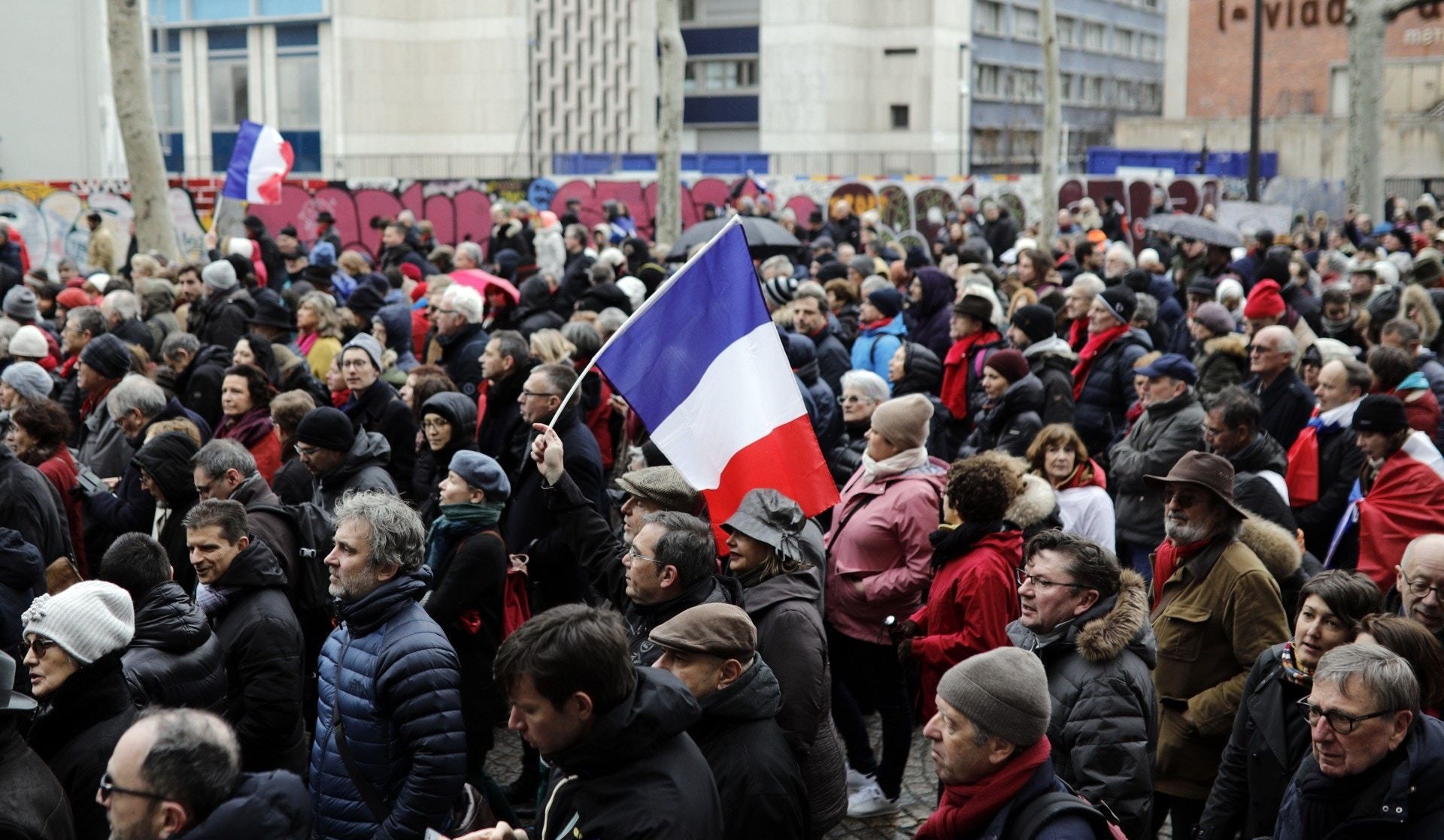 黄背心运动还未停止,法国又出现红领巾,抗议