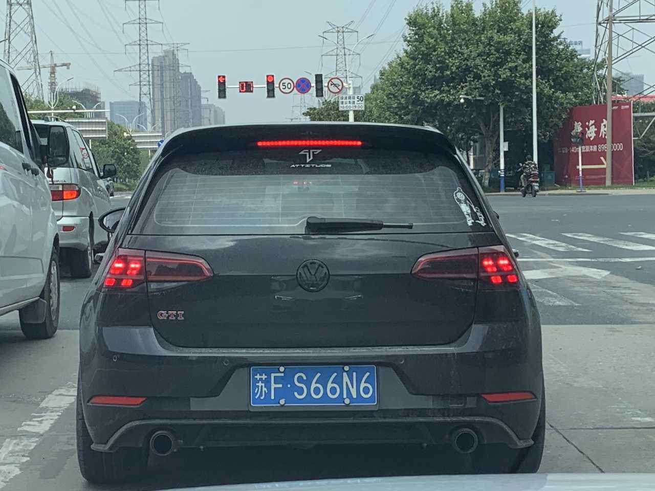 南通石江公路实拍大众GTI，车牌