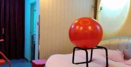 酒店情侣套房中的"圆球"有什么用 前台小妹: 年轻人用