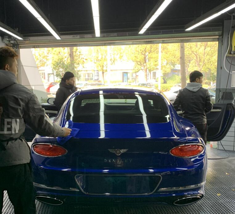 南通某洗车店实拍新款宾利GT跑车，车标下带字母很