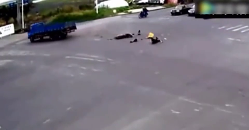 电动车飞奔过路口遇大货车,帅气的一动作没能挽救自己