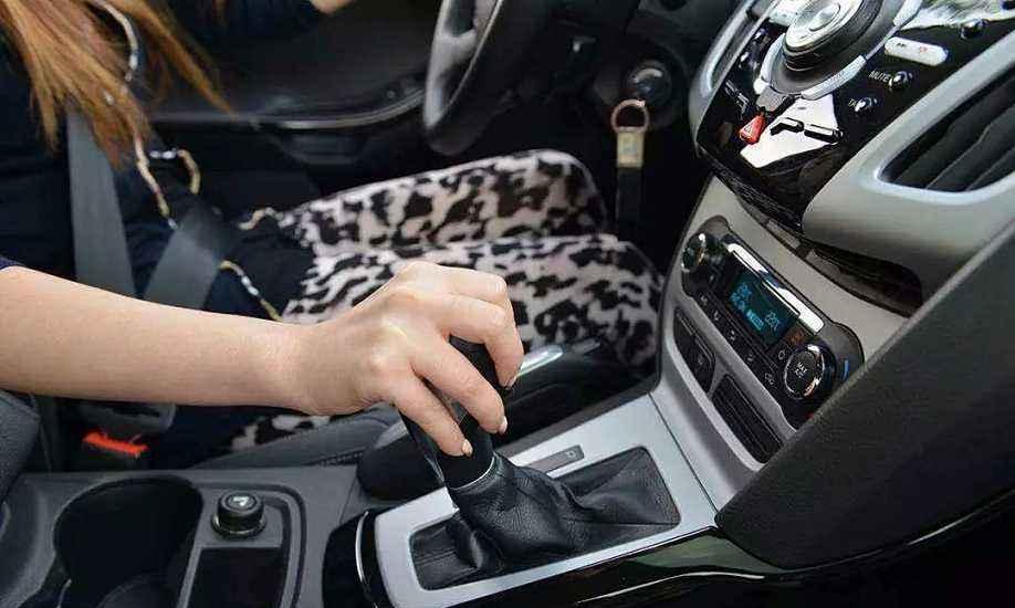 自动挡等红灯有人怕伤车，不敢D档到N档频繁切换，其实真没必要