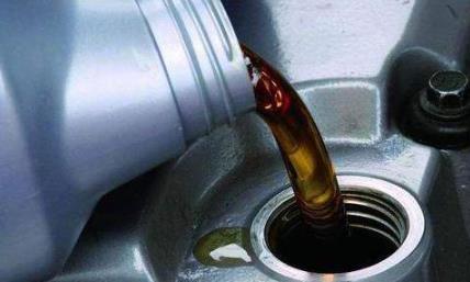 汽车机油到底多少公里才换？听听专家怎么说！网友：一直都被坑了