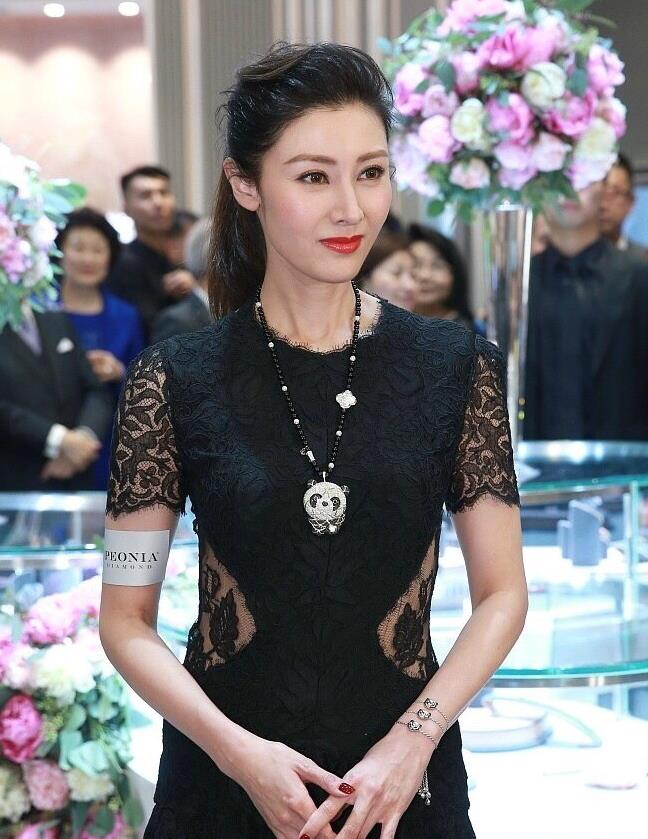 李嘉欣保养得真好,黑色镂空蕾丝裙秀好身材,高马尾气质又减龄!