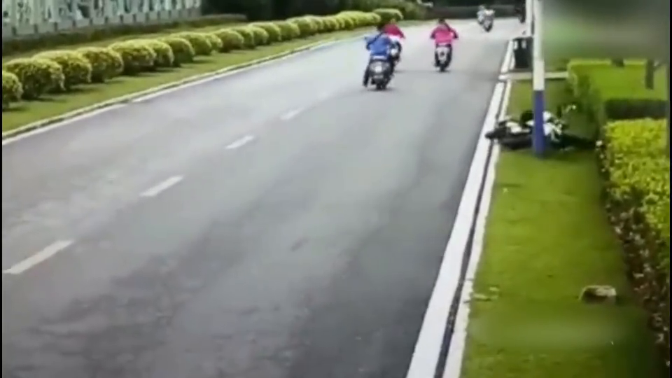 车祸监控拍下女孩骑电动车玩手机,接下来一幕让她这辈子也不敢了