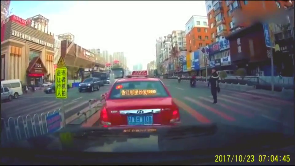 避让行人的出租车却惨遭追尾,这责任算谁的