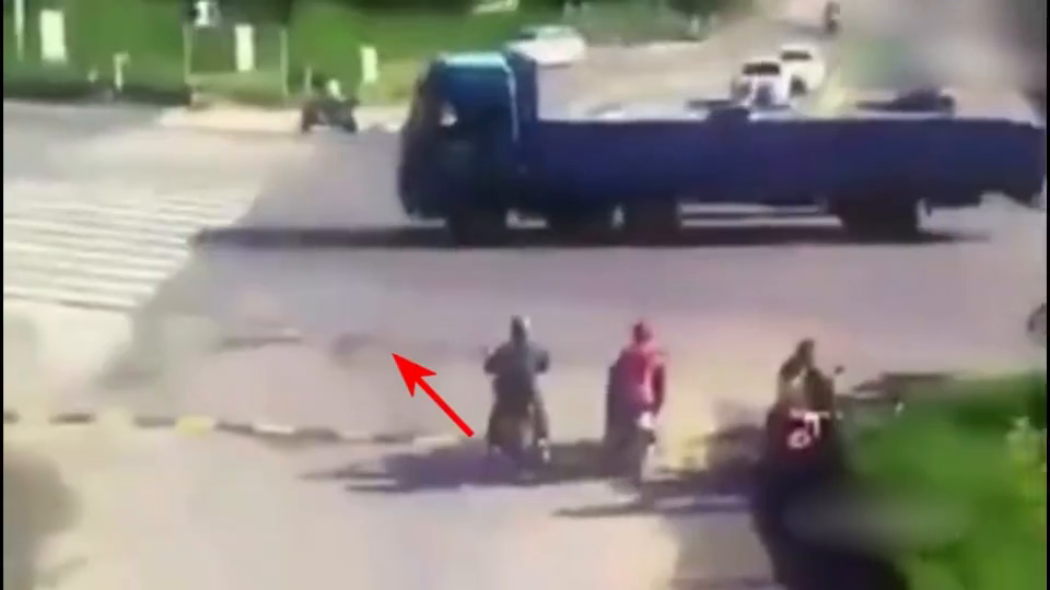 车祸小货车为避让大货车,选择冲向了电动车,太不值得了(1)