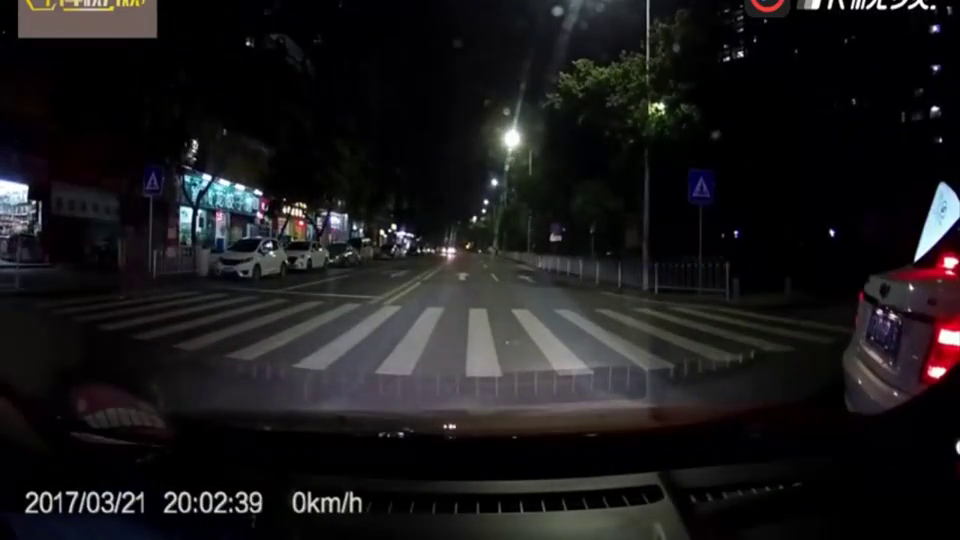 胆小勿入!大货车惨烈碾压撞粉卡车最新交通事故