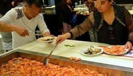 中国大妈自助餐抢虾,为何会这样过来人旅行社