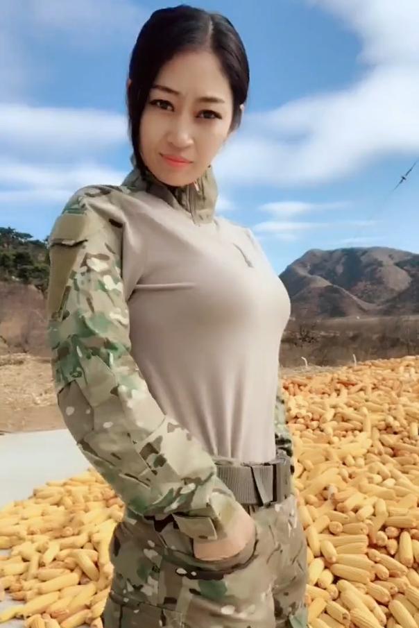 乡下美女淡妆雅容，穿着一丝不苟，农村网红的一个缩影