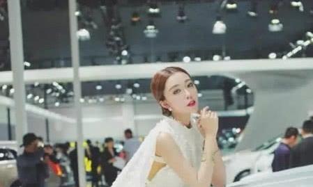 凯迪拉克请来“新生代车模”，化身“艾尔莎”，展现高贵典雅范儿
