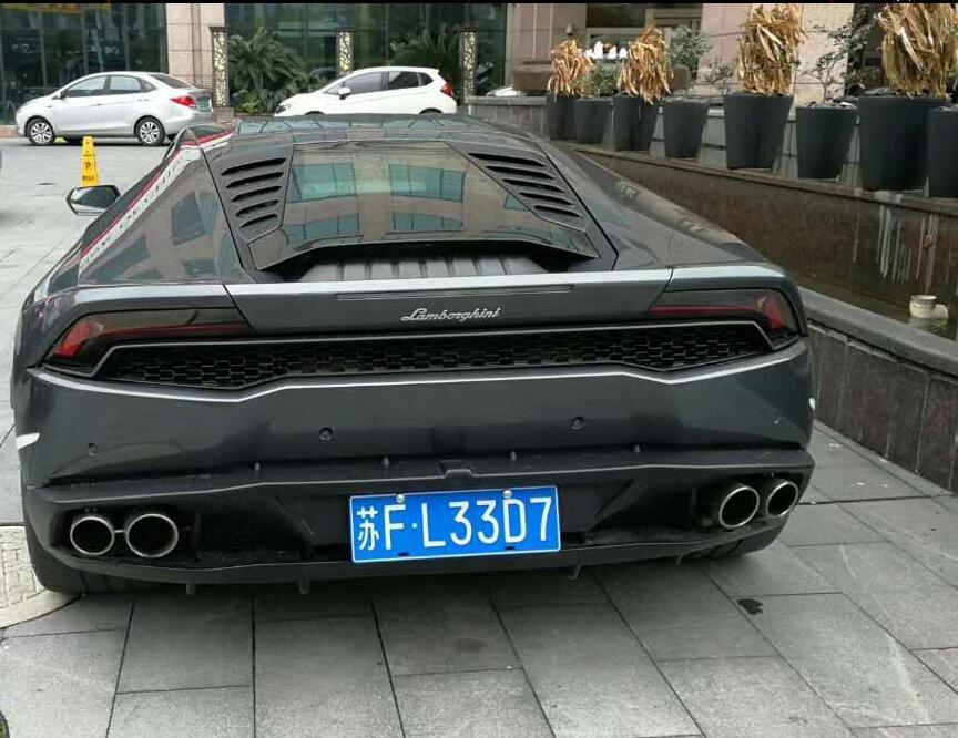 南通街头实拍兰博基尼小牛，全车做了熏黑改装！