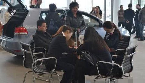月赚这个数，才敢买10万的车？资深销售：别怂就能买得起