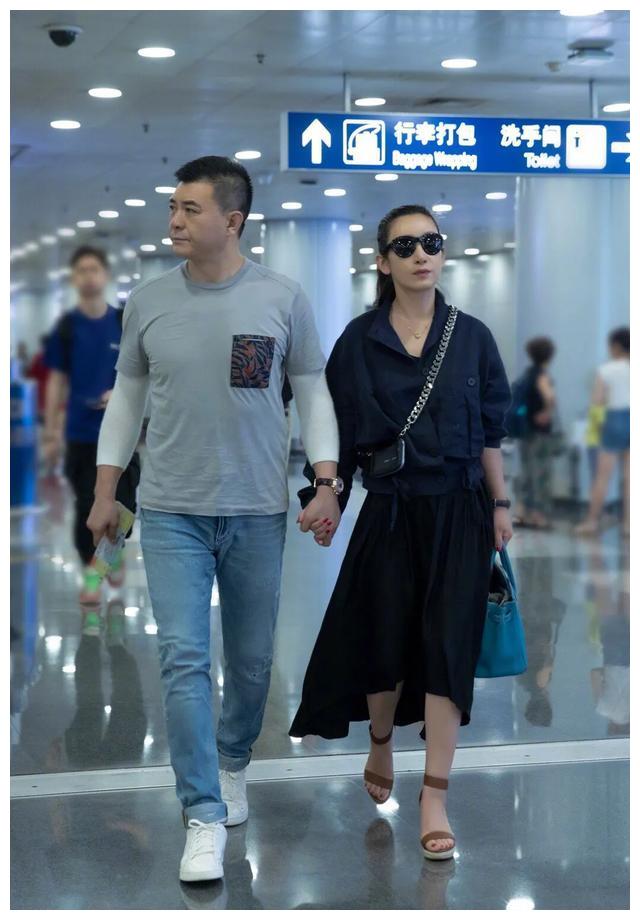 秦海璐自曝是自己倒追老公王新军,夫妇俩机场同框十指紧扣超甜蜜