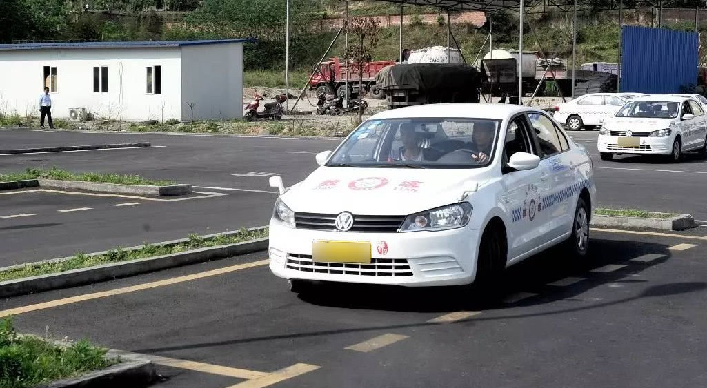 考驾照时,考试车和教练车有啥不同?老教练说出猫腻,难怪老挂科