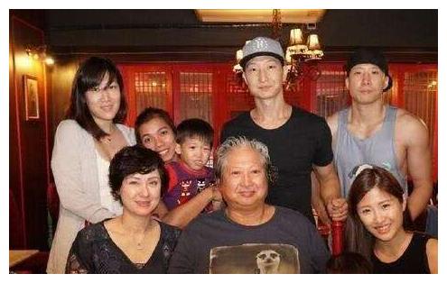 她身价过亿，爸爸是洪金宝却无人敢娶，看到长相后，网友：打扰了