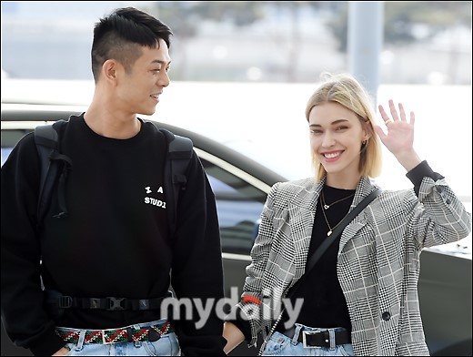 韩国说唱歌手Beenzino携手模特女友飞往美国