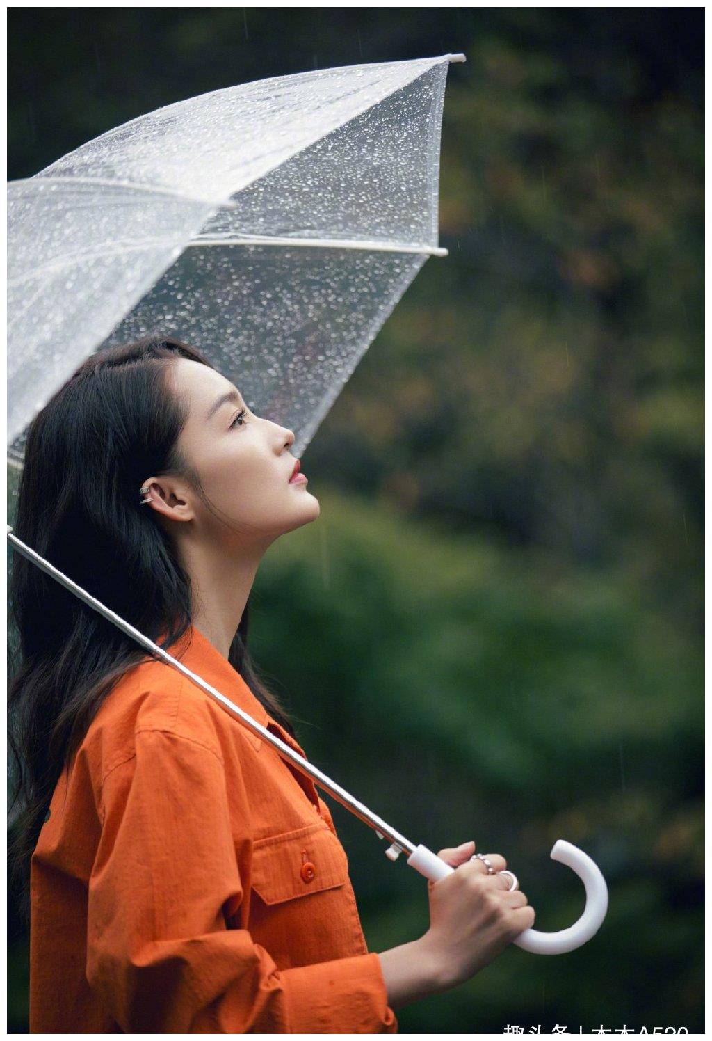 李沁雨天撑伞漫步超唯美,弯头卖萌笑颜如花