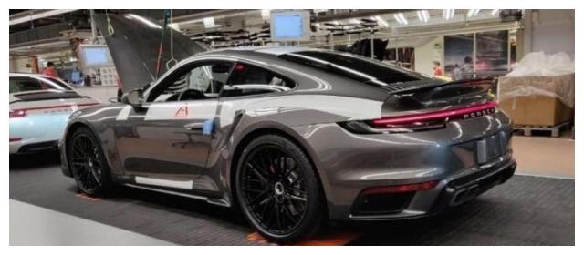 或将搭载3.8T水平对置六缸发动机,新911 Turbo低伪谍照