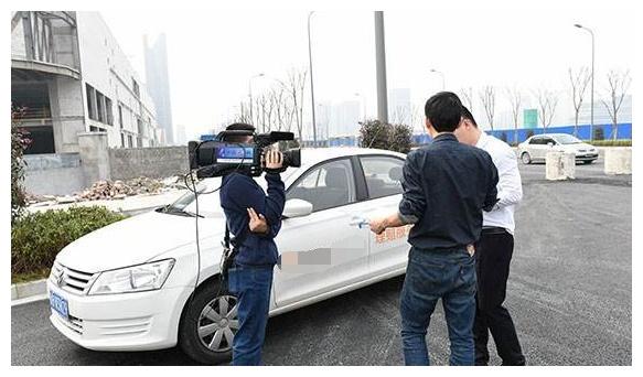 今年出车险，明年换保险公司保费能降吗？交警：你可真是小机灵鬼