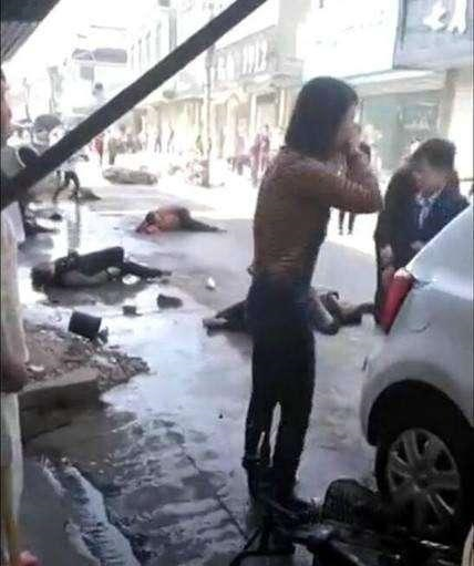 女司机开车吃烧饼连撞7老人, 事后嚎啕