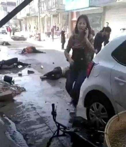 女司机开车吃烧饼连撞7老人, 事后嚎啕