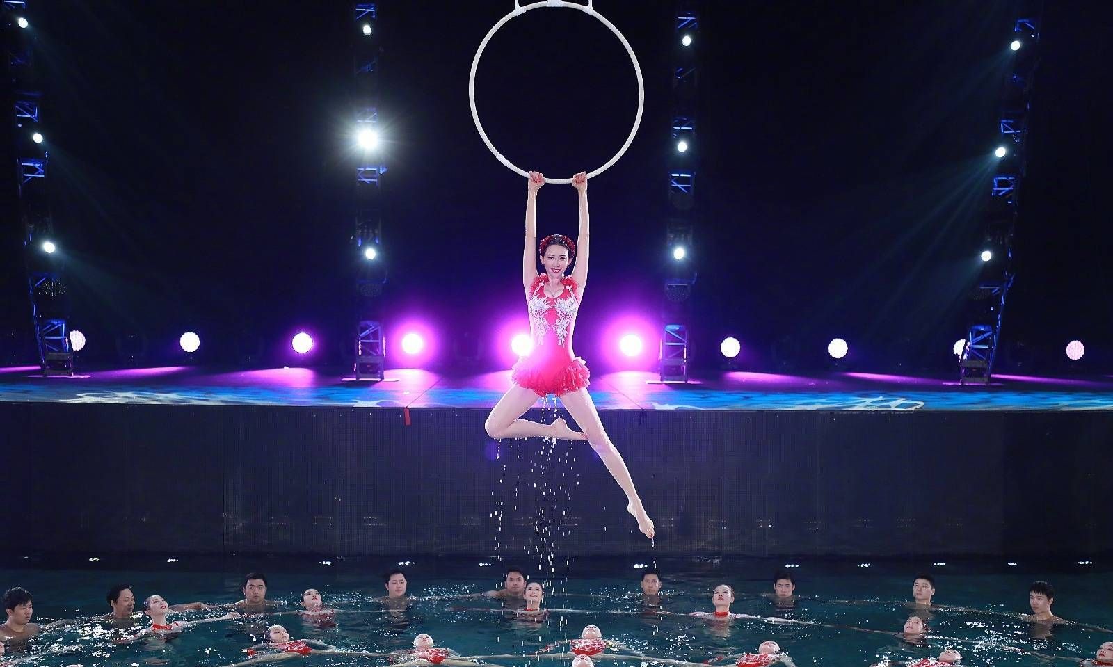 林志玲表演水上芭蕾《绽放》真是美若仙女本人