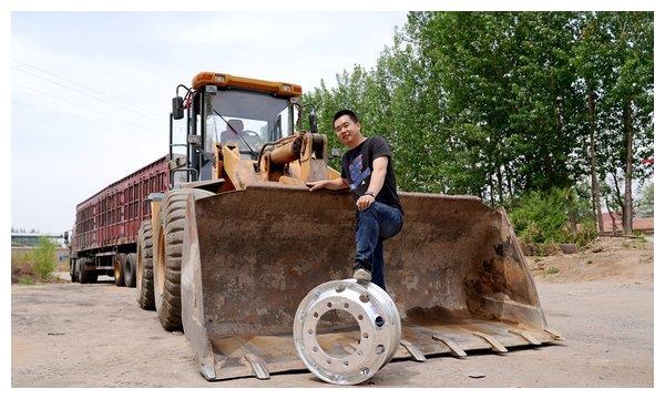大铲车猛砸1000多元的铝合金车轮，结果很意外