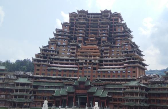 藏在大山深处的“豪宅”,建筑高99.9米,却没用一颗“螺丝钉”!