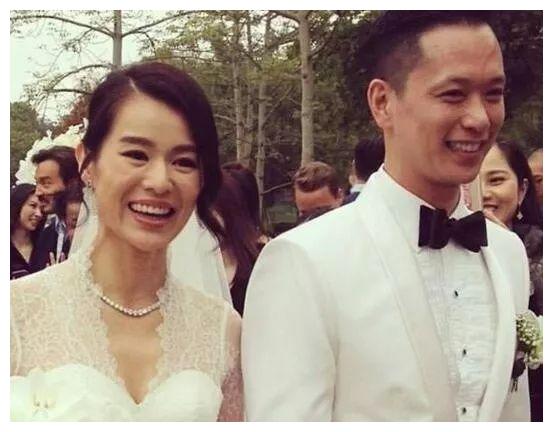 黄宗泽和女友拍拖四年，又劈腿陈浩民狼吻女星，幸好胡杏儿没嫁他