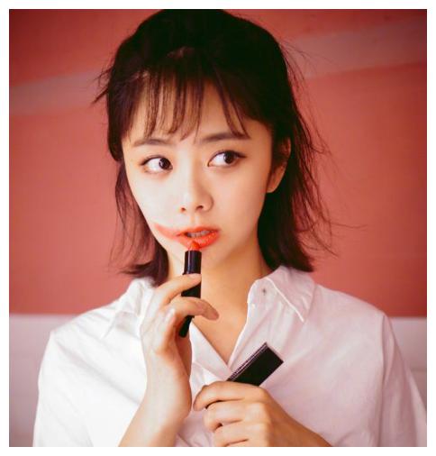 女星们涂口红:杨幂Baby优雅,谭松韵搞怪,图5最