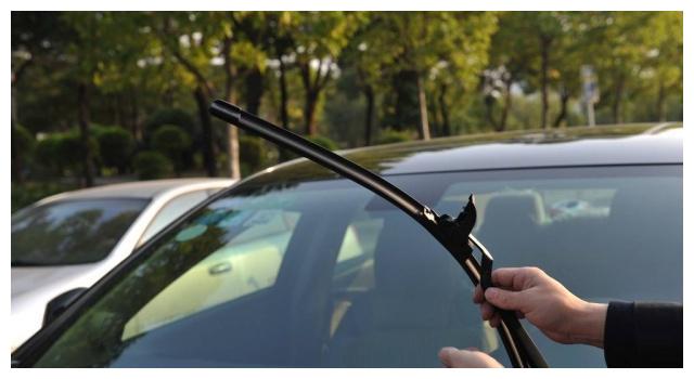 雨刮器刮不干净要咋办？老司机：用这方法，不用花啥钱就轻松搞定