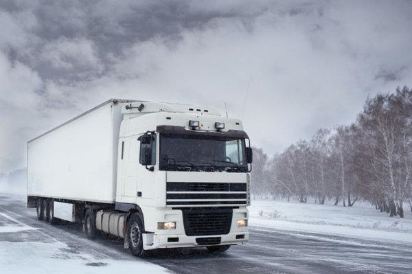 过冬，北方靠暖气南方靠一身正气，卡车也要检修养护，不能靠运气