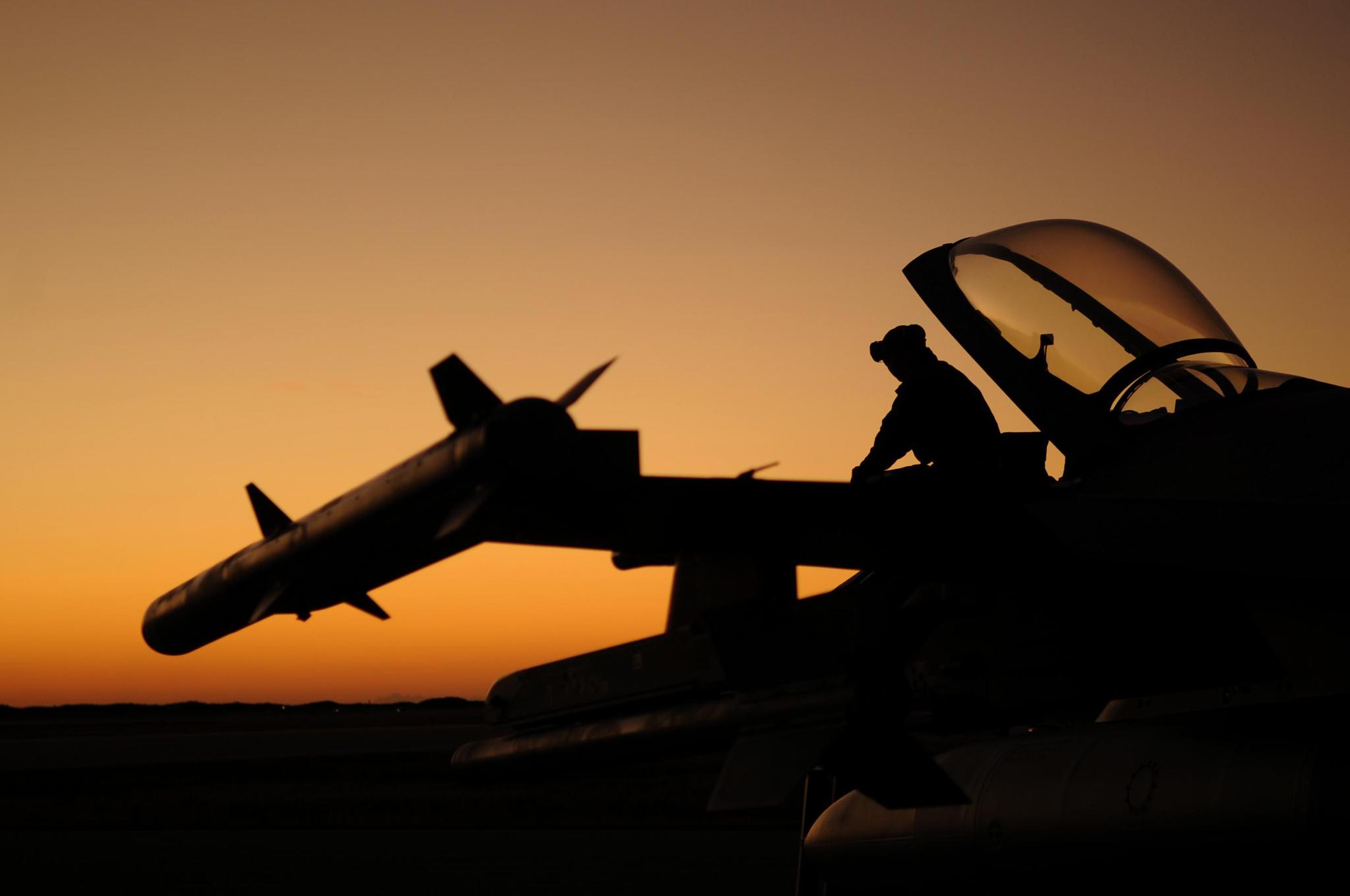 落日余晖中的美国F16-CM\DM战斗机