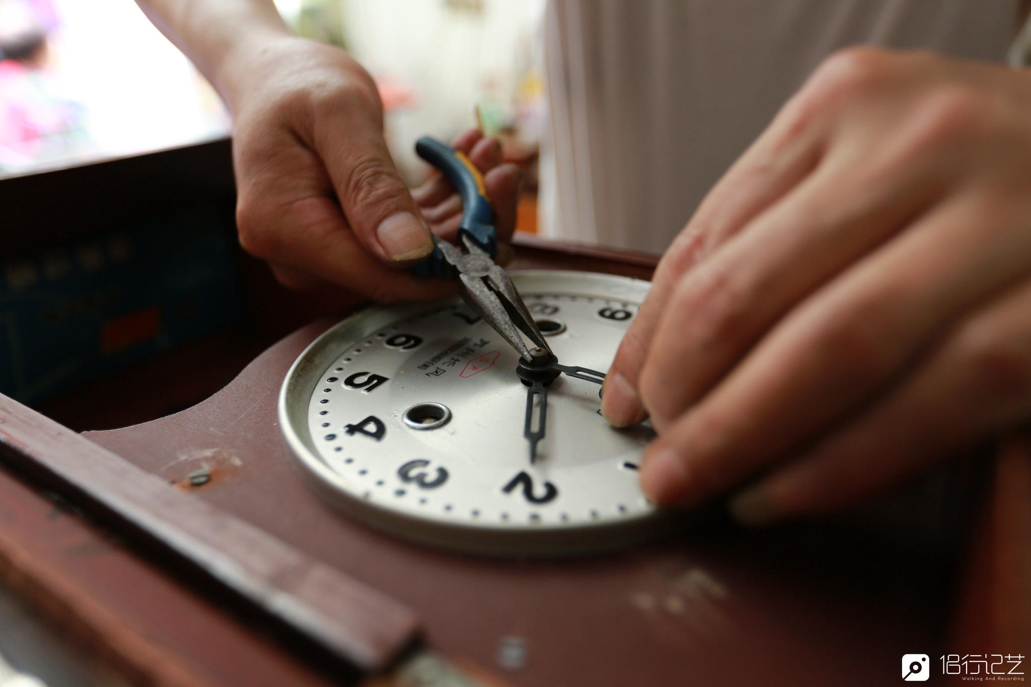 钟表匠在实验室修理手表 库存图片. 图片 包括有 设备, 宏指令, 详细资料, 反气旋, 实验室, 专家 - 222513283