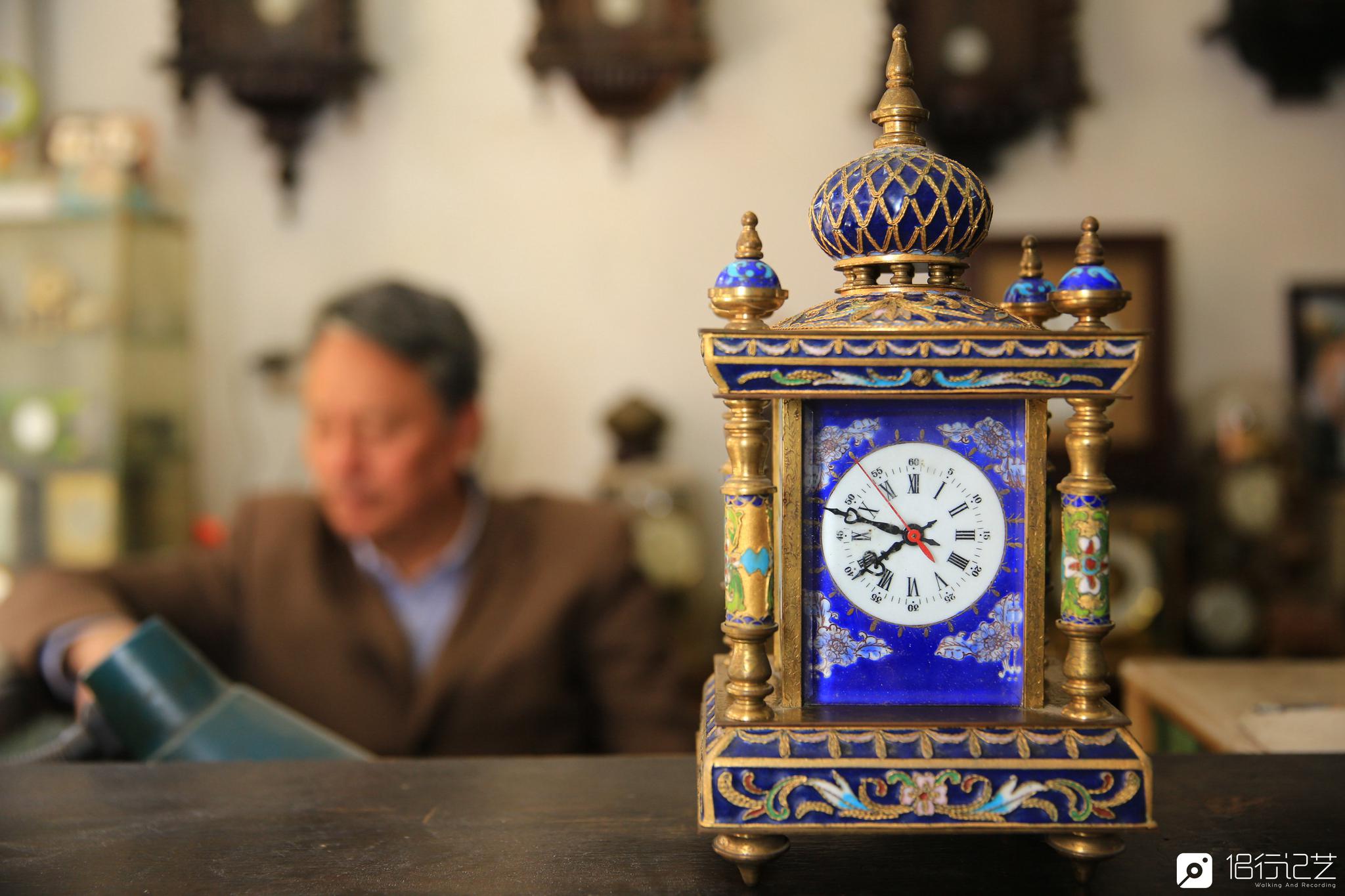 大叔修钟表40年，古董钟表摆满屋，如民间“故宫钟表馆”|机械|钟表|许琪_新浪新闻