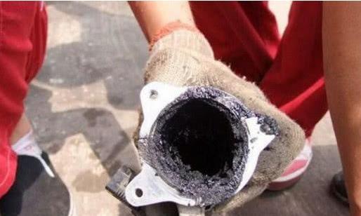 汽车发动机里积碳多？以下教你一招，不求别人，自己轻松解决